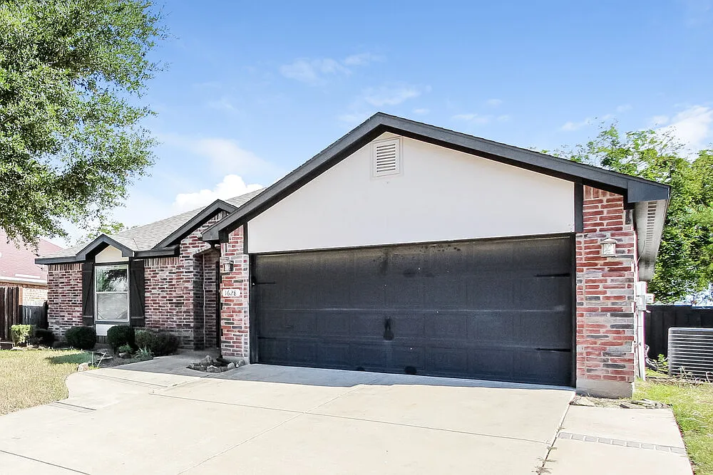 3 bed, 2.0 bath, 1392 sqft, $2,125 — Photo 3