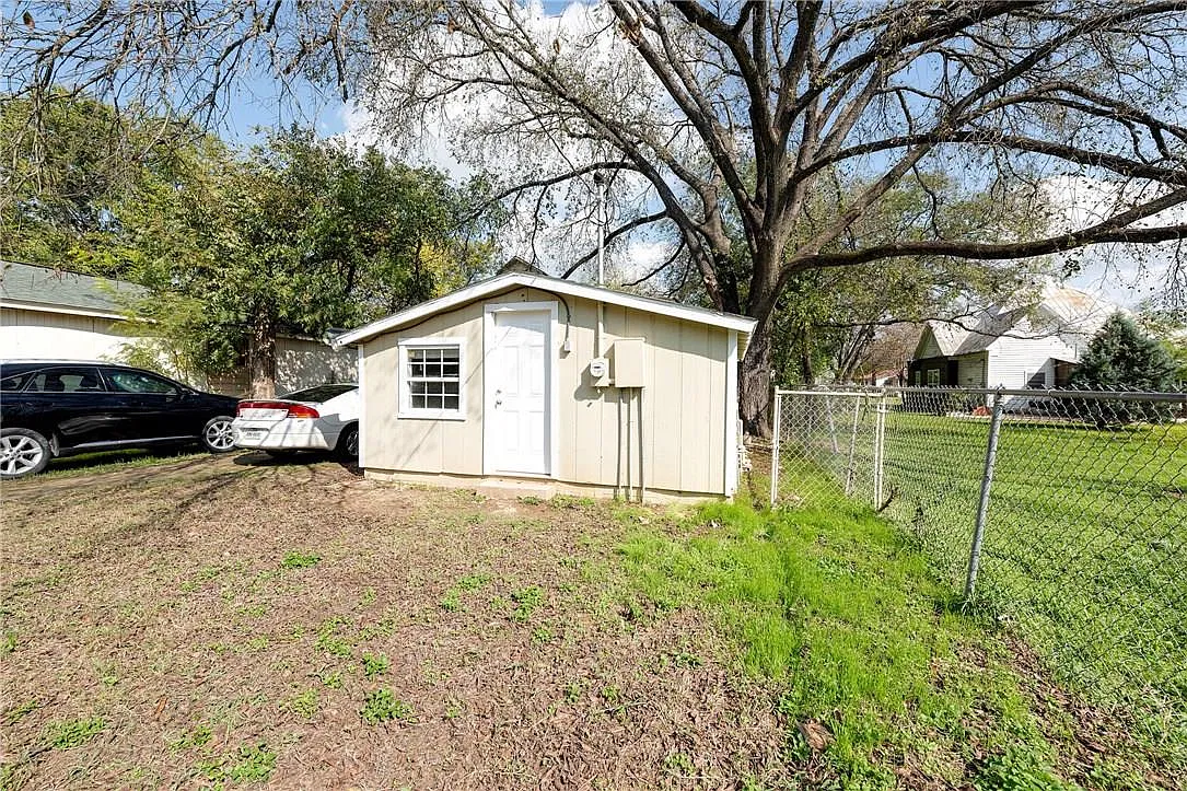 1 bed, 1.0 bath, 320 sqft, $800 — Photo 1