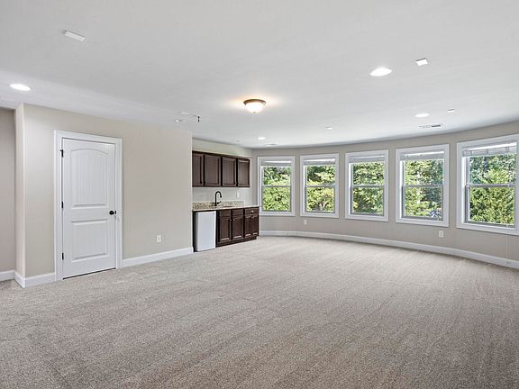 4th image of 239 Tuxedo Ln