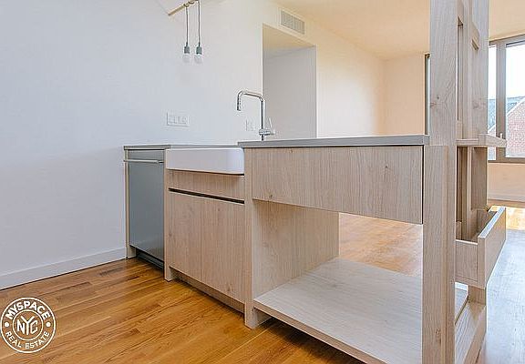 4th image of 123 Melrose St APT 527