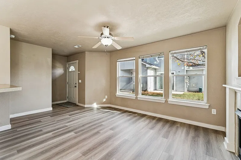 3 bed, 2.0 bath, 1306 sqft, $1,995 — Photo 3
