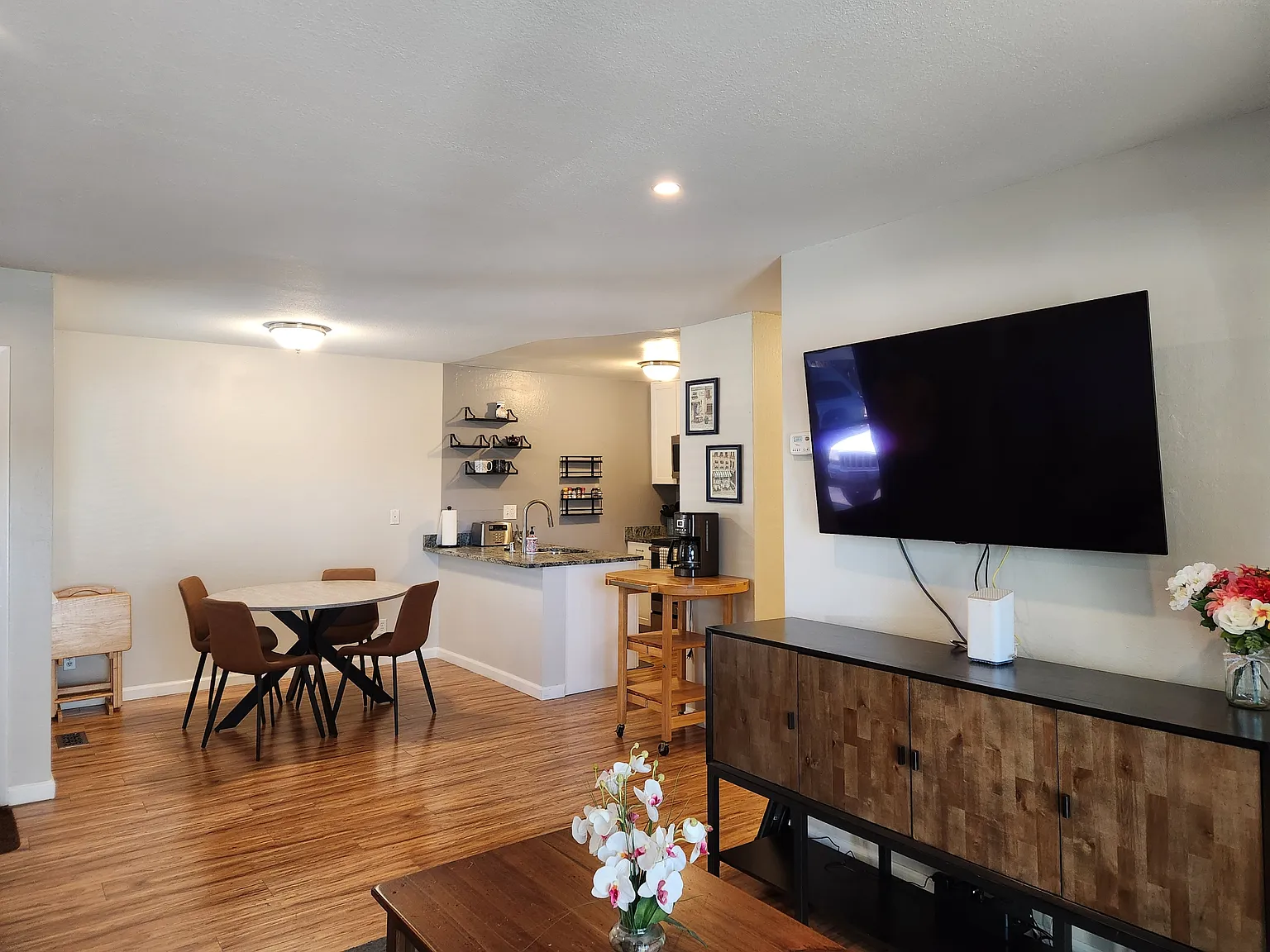 2 bed, 902 sqft, $2,850 — Photo 3