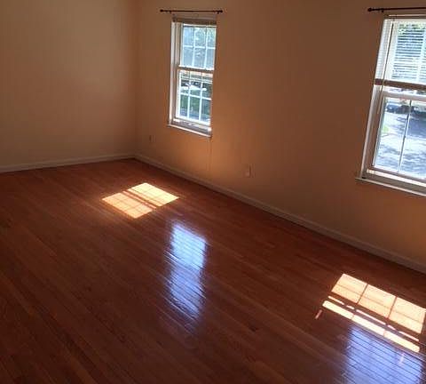 Owner's suite w/ full bath