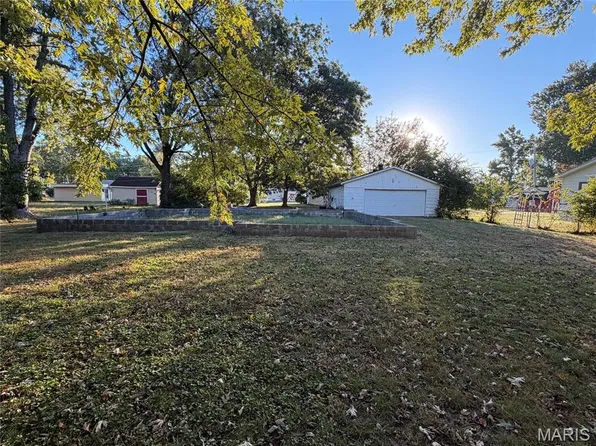 208 Oulvey Dr, Fairview Heights, IL 62208