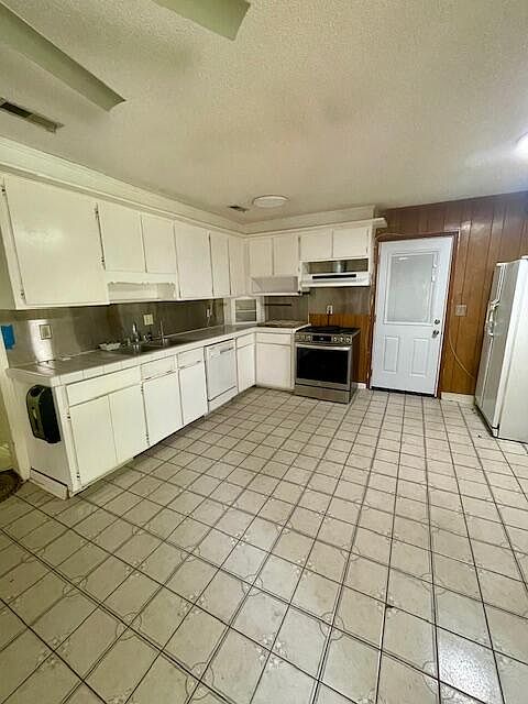 7th image of 331 Sprucewood Dr
