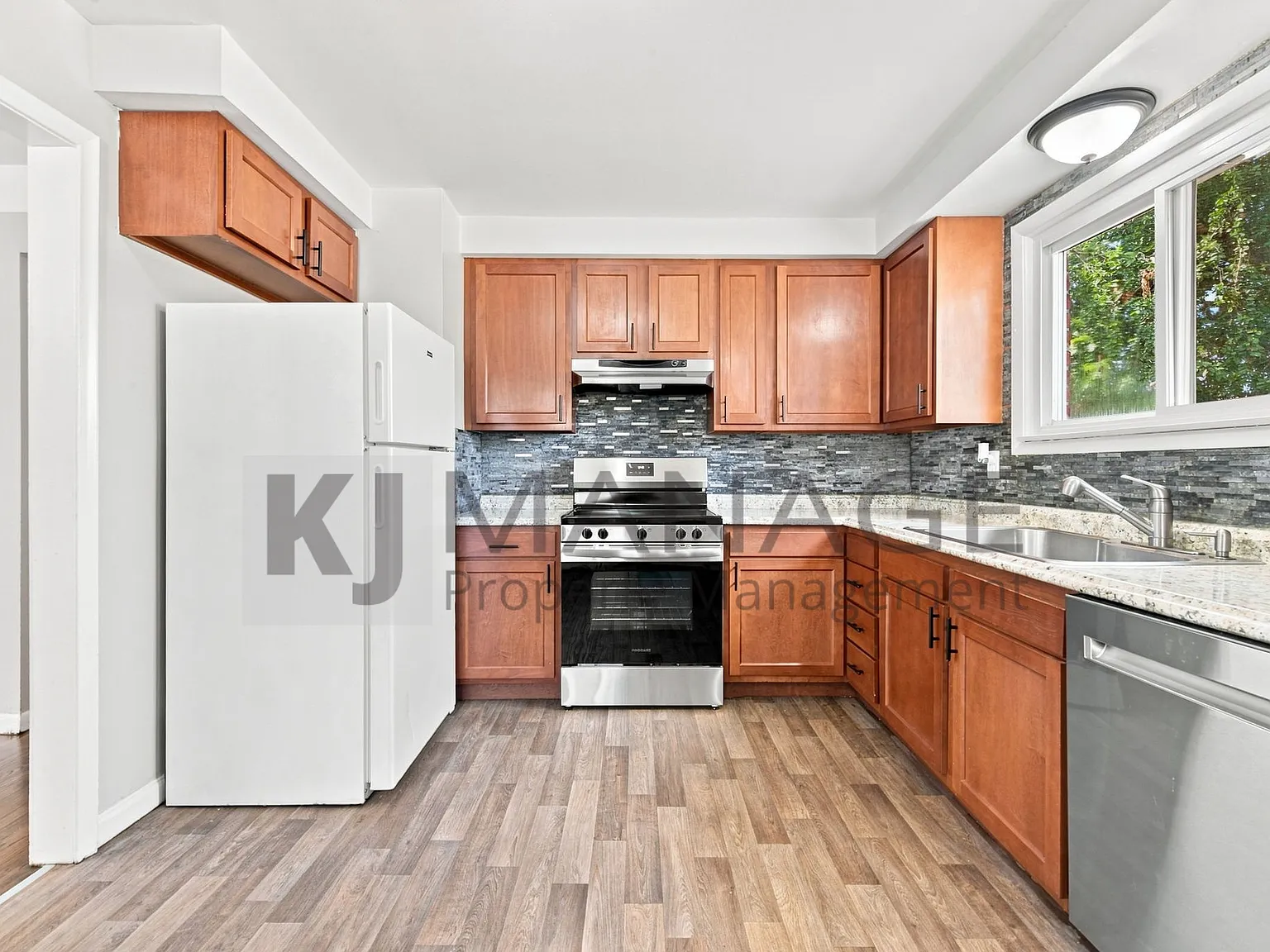 3 bed, 1010 sqft, $1,600 — Photo 3