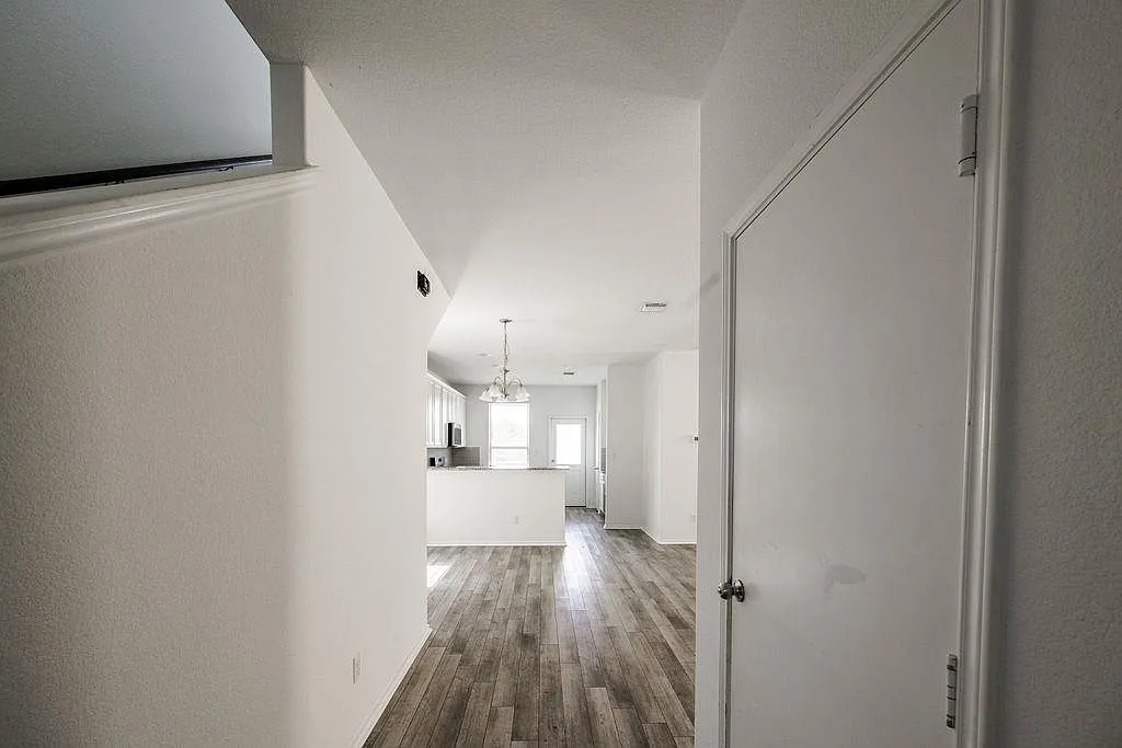 4 bed, 3.0 bath, 2072 sqft, $2,325 — Photo 3