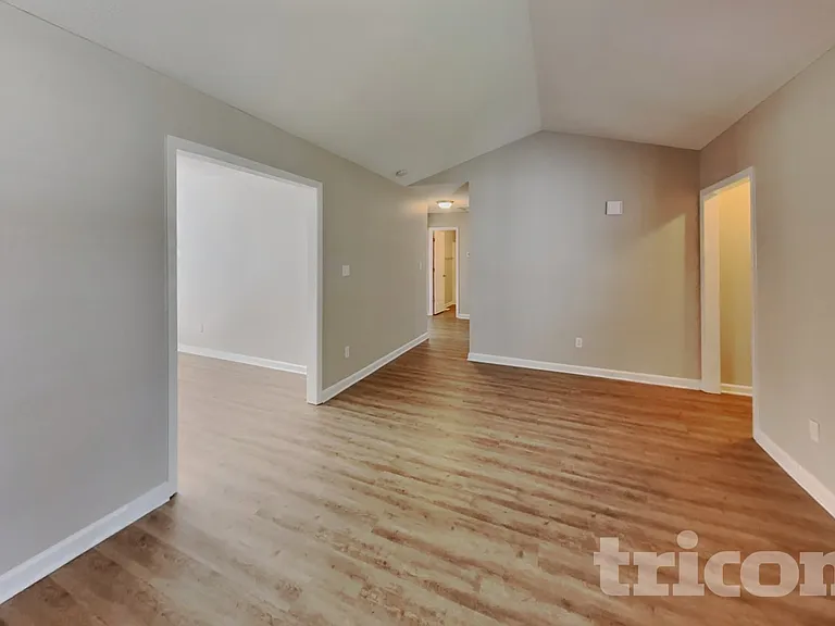 2112 McKinnon Dr — Photo 2