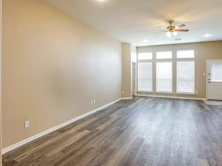 1902 Walnut Green Cir — Photo 4