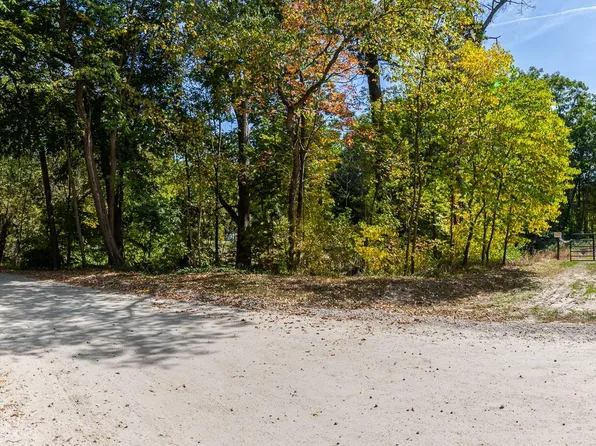 10516 Merrill Dr, Fenton, MI 48430