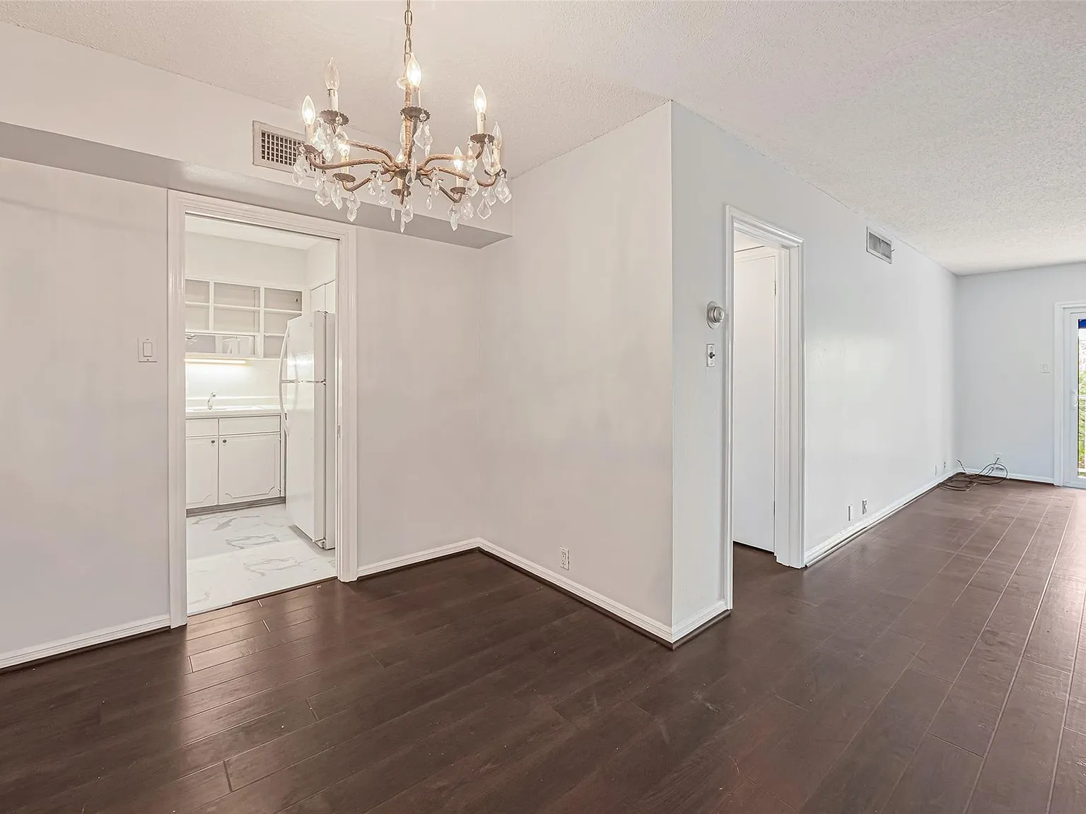 1 bed, 1.0 bath, 744 sqft, $1,200 — Photo 3