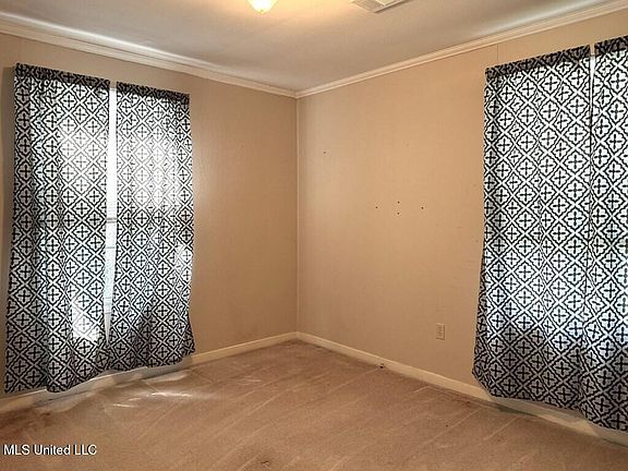 4th image of 32 Oakwood Ln