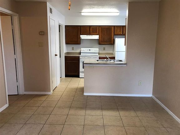 3rd image of 3900 Woodchase Dr APT 79