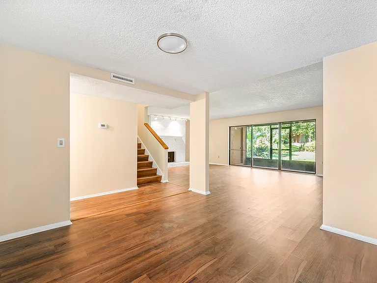 331 Greencastle Dr — Photo 11