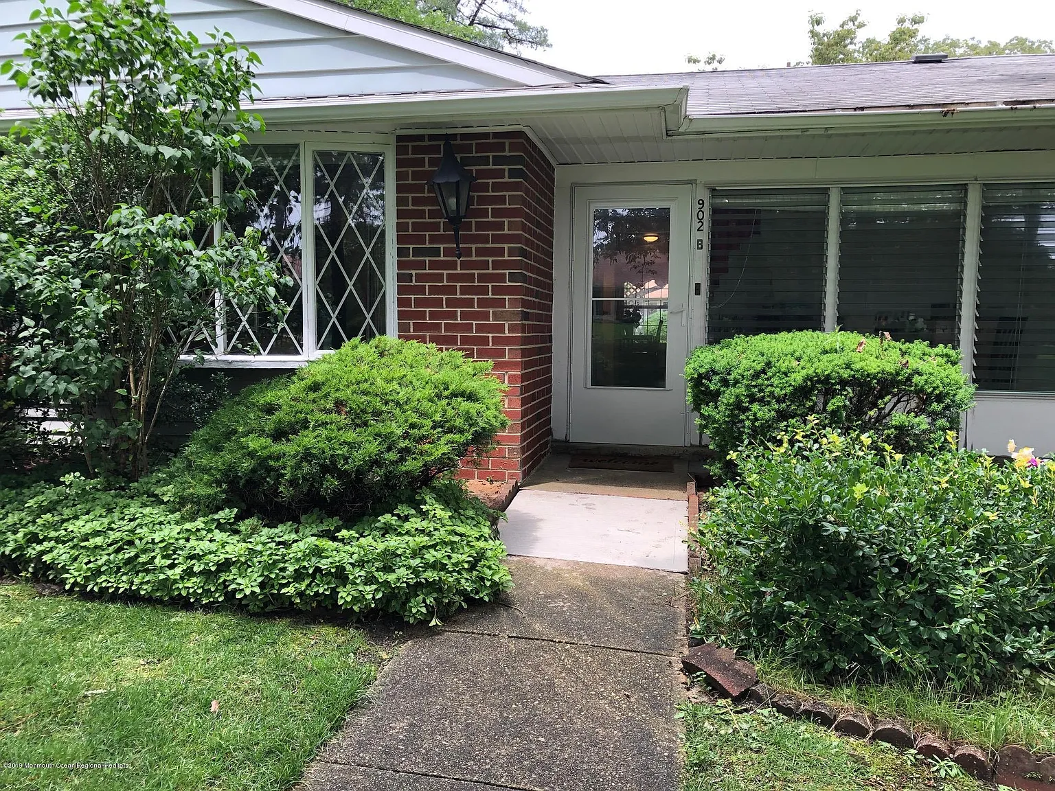 902B Dumbarton Dr photo 1