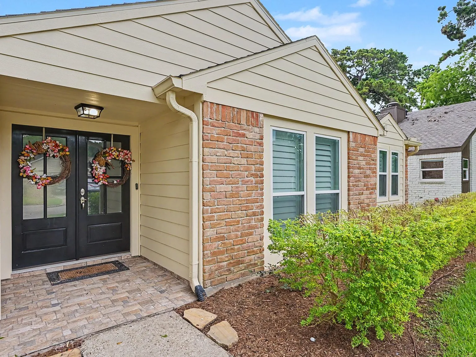 3 bed, 2.0 bath, 1739 sqft, $2,500 — Photo 2
