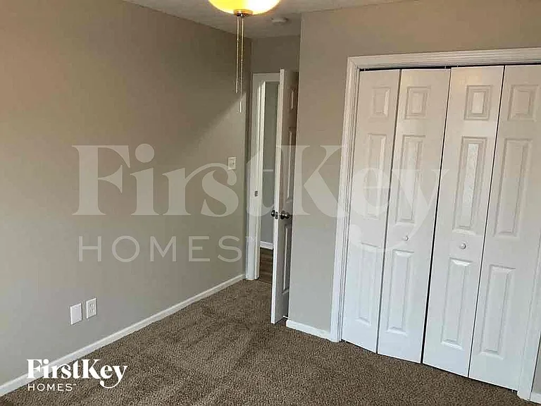 904 E Madelyn Dr — Photo 9