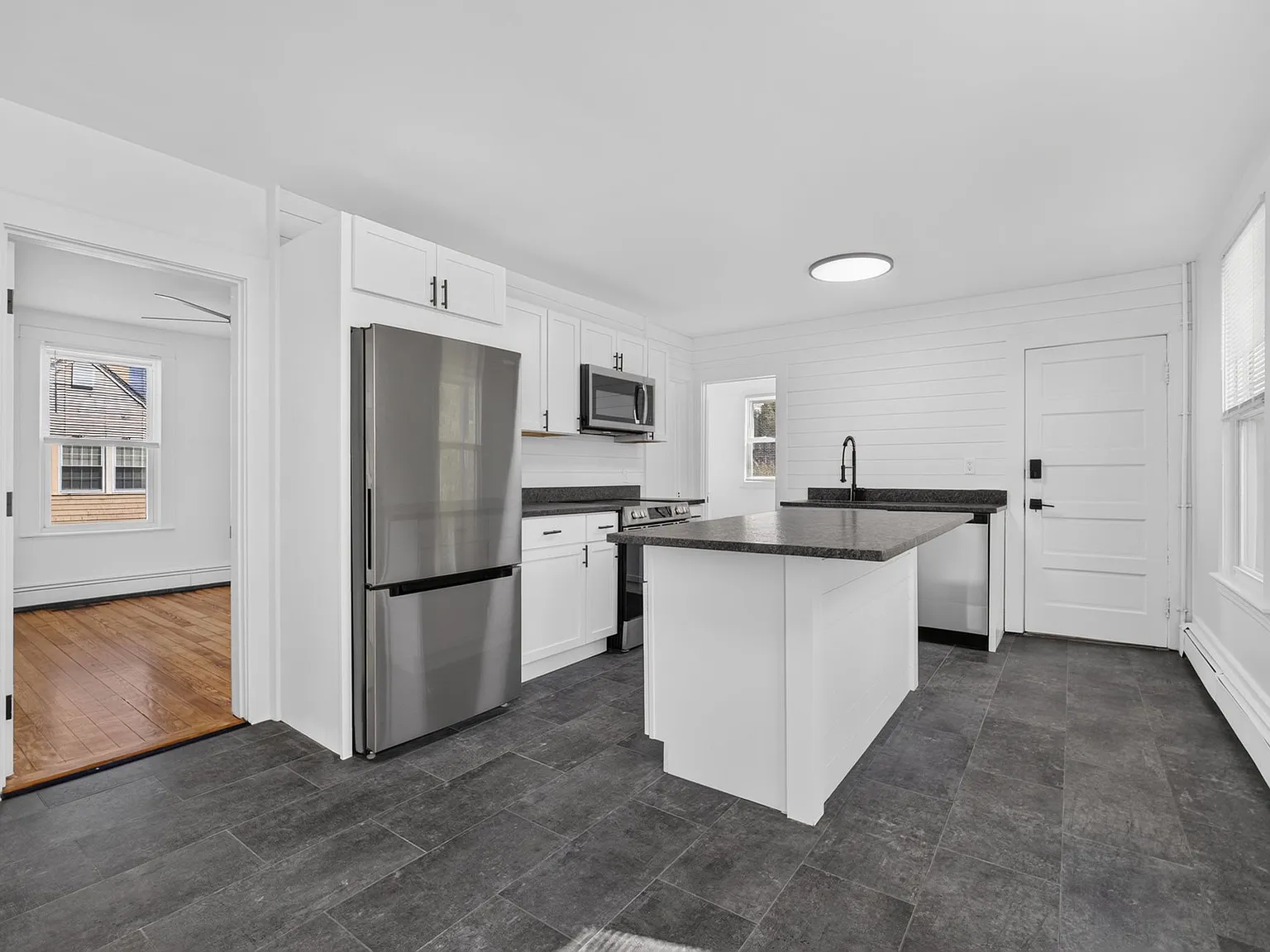 2 bed, 912 sqft, $3,700 — Photo 3
