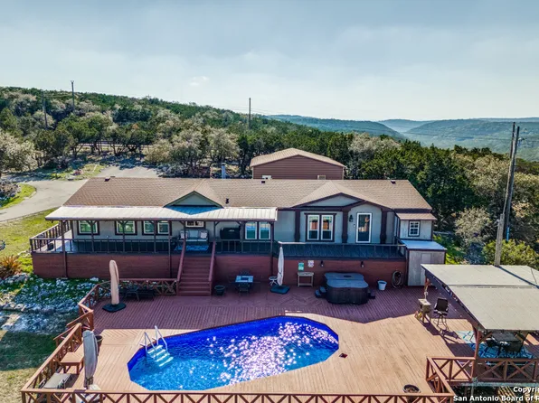 2141 MOUNTAIN CREEK RD, Pipe Creek, TX 78063