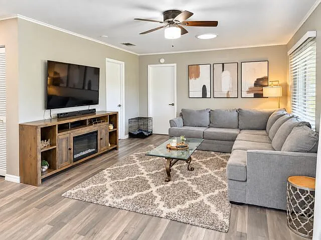 3 bed, 2.0 bath, 1062 sqft, $2,275 — Photo 4