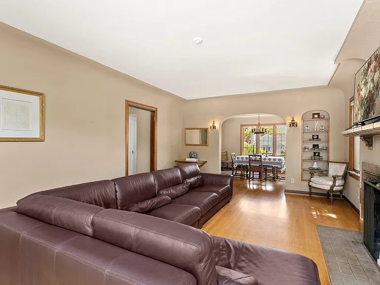 1526 Thorndyke Ave W — Photo 5