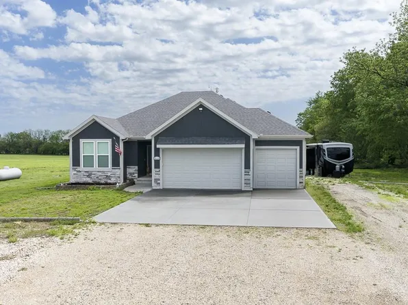 20196 207th St, Tonganoxie, KS 66086
