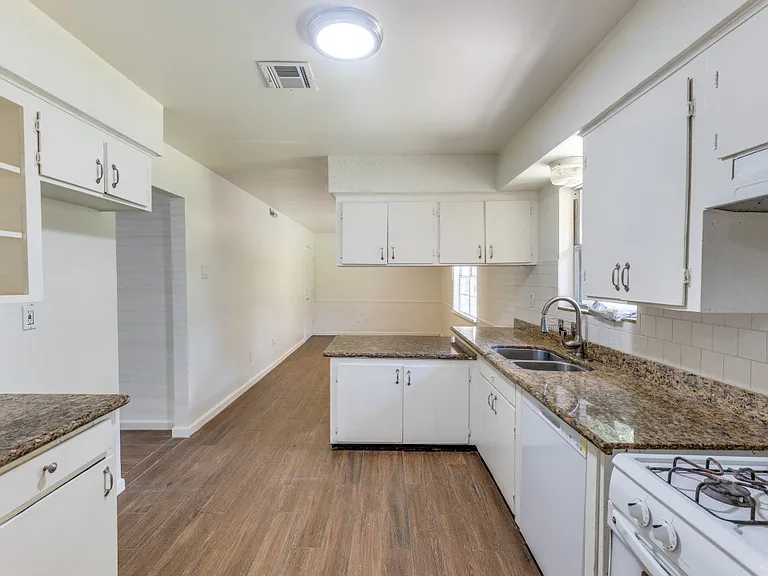 406 Vance St — Photo 3