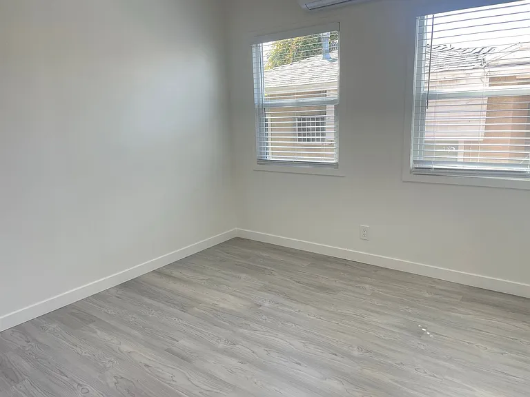 4594 Gardena Dr — Photo 12