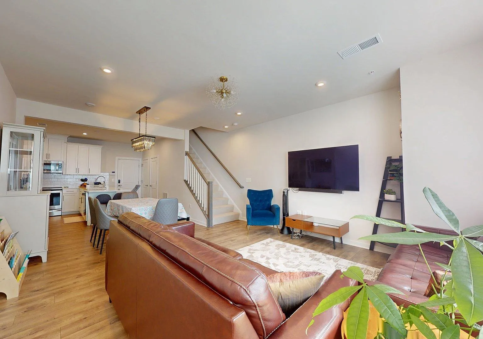 3 bed, 2.5 bath, 1572 sqft, $3,150 — Photo 2