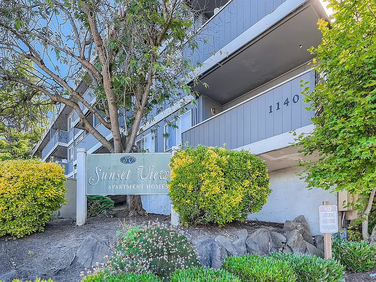 Sunset View Apartments — Photo 23