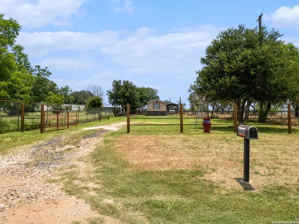4460 RAKOWITZ RD, Adkins, TX 78101