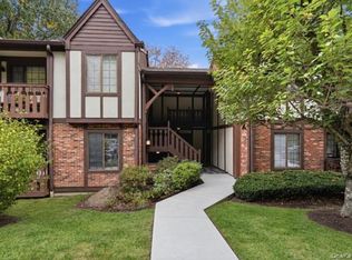 82 Foxwood Cir, Mount Kisco, NY 10549