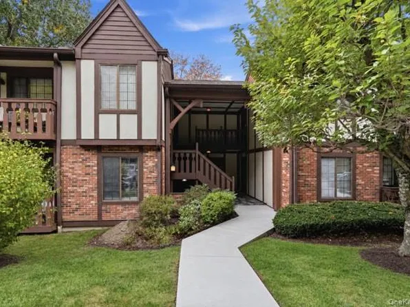 82 Foxwood Cir, Mount Kisco, NY 10549