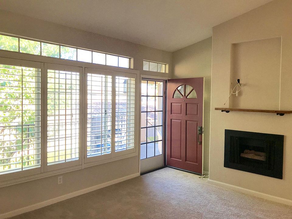 Living room w/gas fireplace