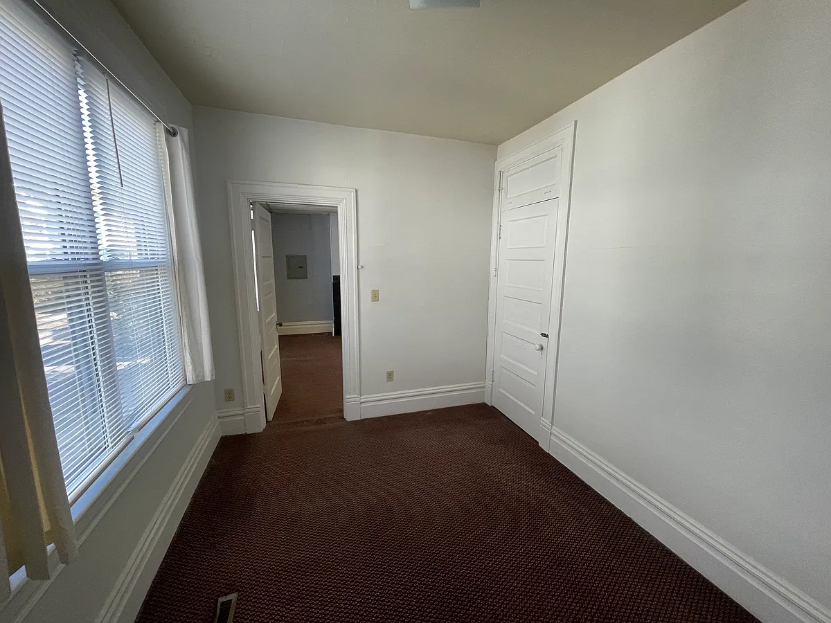 Building Photo - 112 5th St #2