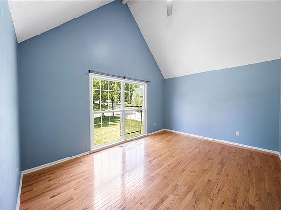4th image of 10271 Garnett St