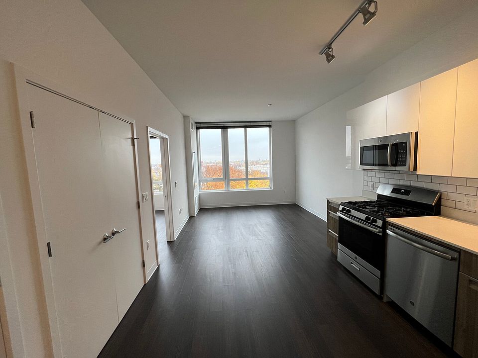 1st image of 1984 N Milwaukee Ave #620