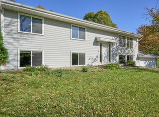 8106 Dakota Ln, Chanhassen, MN 55317