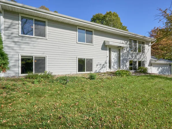 8106 Dakota Ln, Chanhassen, MN 55317