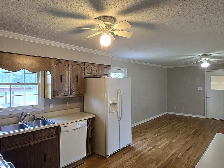 204 Iris Dr — Photo 5