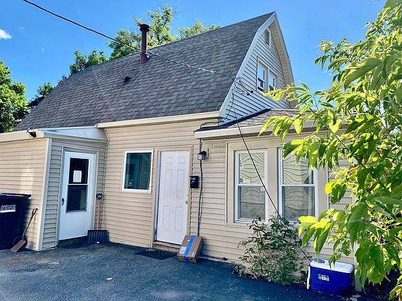 2nd image of 204 1/2 Nichols Ave