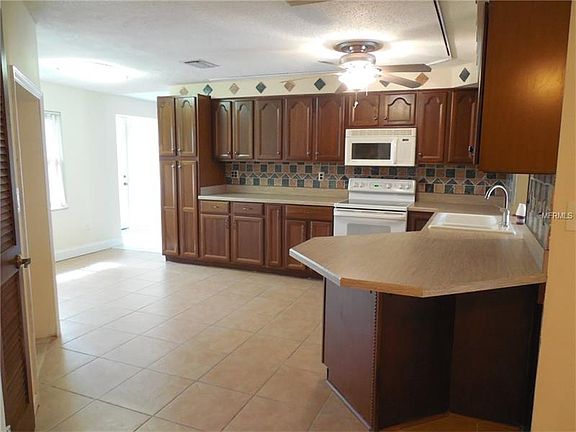 4th image of 144 Bedford Dr