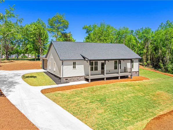 411 Calm Oak Dr, Seneca, SC 29678