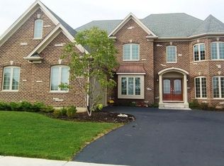 40W634 Blue Lake Cir N, St Charles, IL 60175