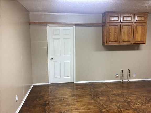 4th image of 1717 Brook Hollow Dr