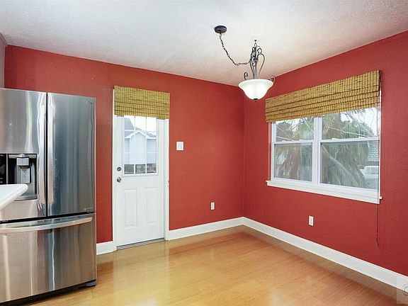 5th image of 9 N Pelican St