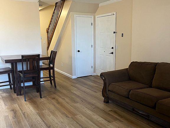 2nd image of 4319 Lindell Blvd APT E