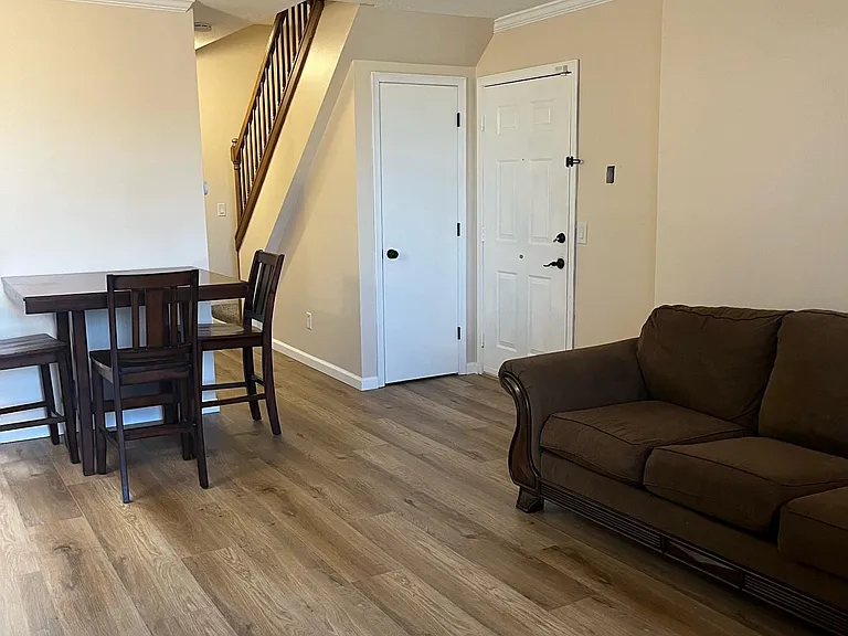 4319 Lindell Blvd #E — Photo 2