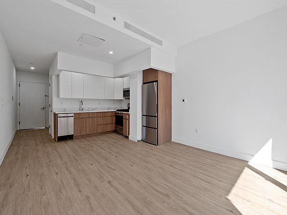 4th image of 2516 37th Ave #2F