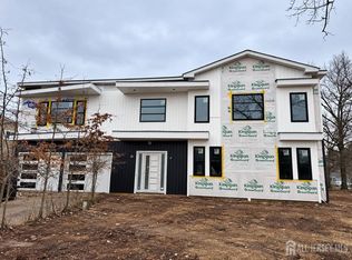 3 Tyne Ct S, Kendall Park, NJ 08824